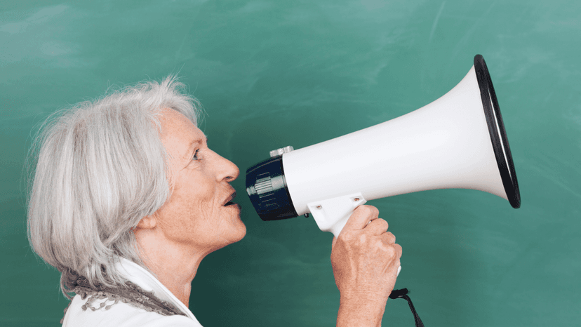 Äldre kvinna med megafon